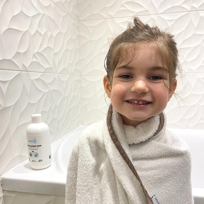 Enfant avec gel lavant Pimpant