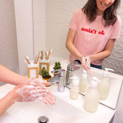 Se laver les mains avec un savon rechargeable