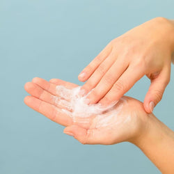 Mousse du gel douche rechargeable JU pour peaux sensibles