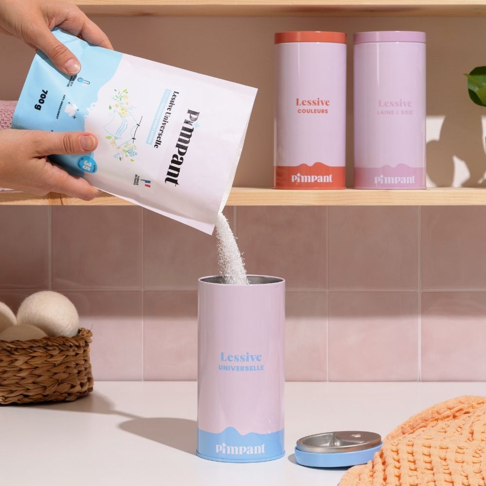 Versement de la lessive poudre Pimpant dans sa boîte doseuse rechargeable