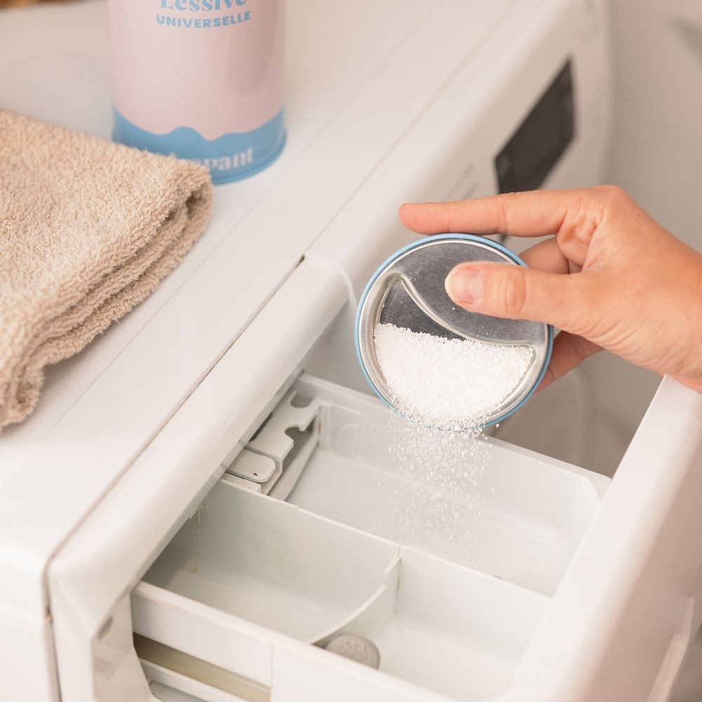 Verser dose de lessive poudre Pimpant dans machine à laver