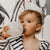 Bébé avec biberon aux céréales