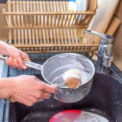 Utiliser une brosse rechargeable pour la vaisselle
