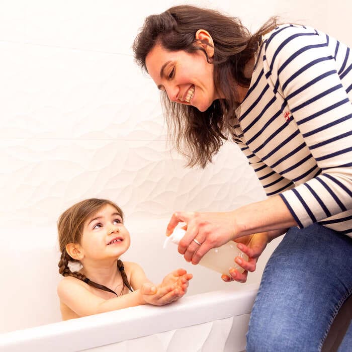 Utilisation du gel douche naturel pour enfants JU